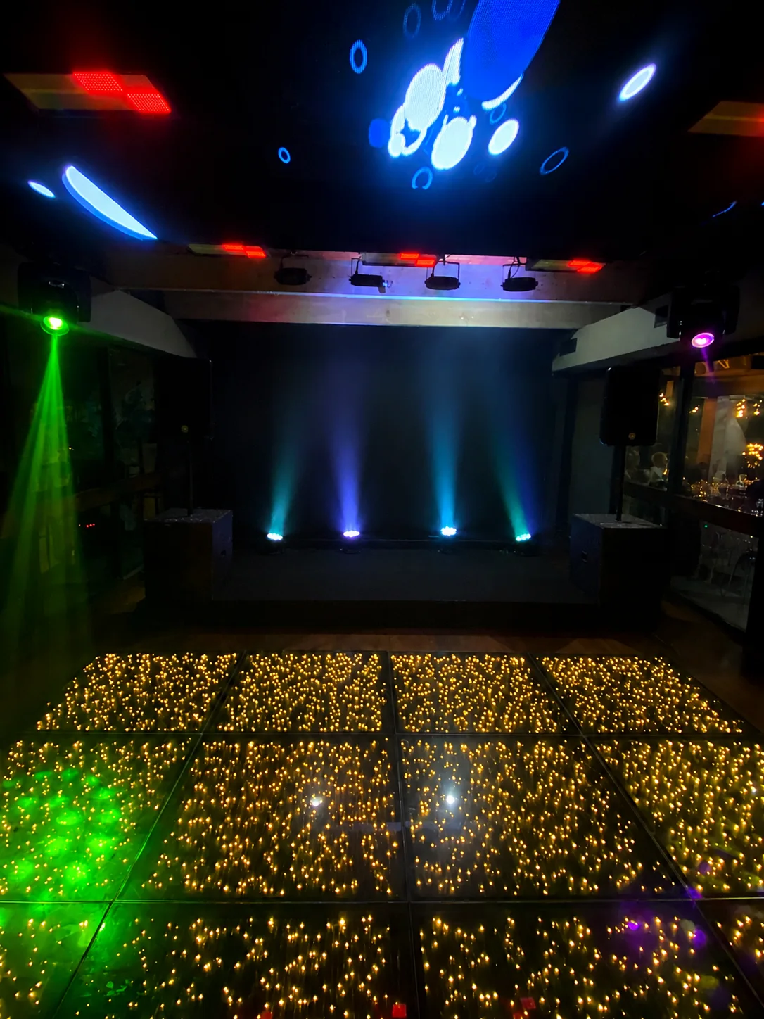 Pista iluminada e estrutura de evento
