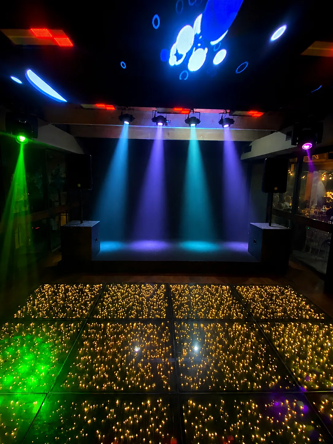 Palco da 2A com iluminação cênica direcionada de cima para baixo